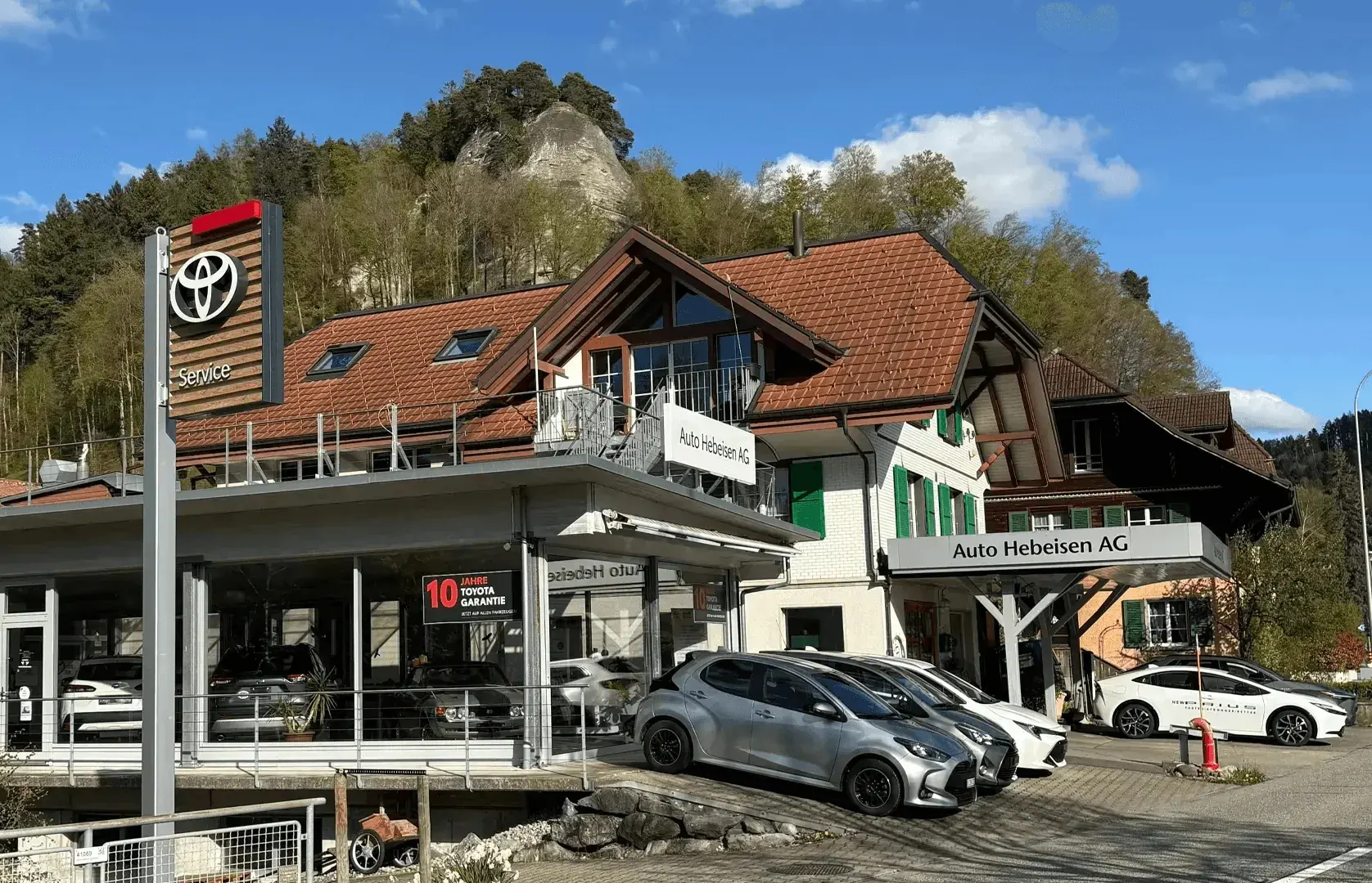 Auto Hebeisen AG in Krauchthal mit Toyota Service-Schild und Garagengebäude – offizieller Toyota Partner in der Region Bern.