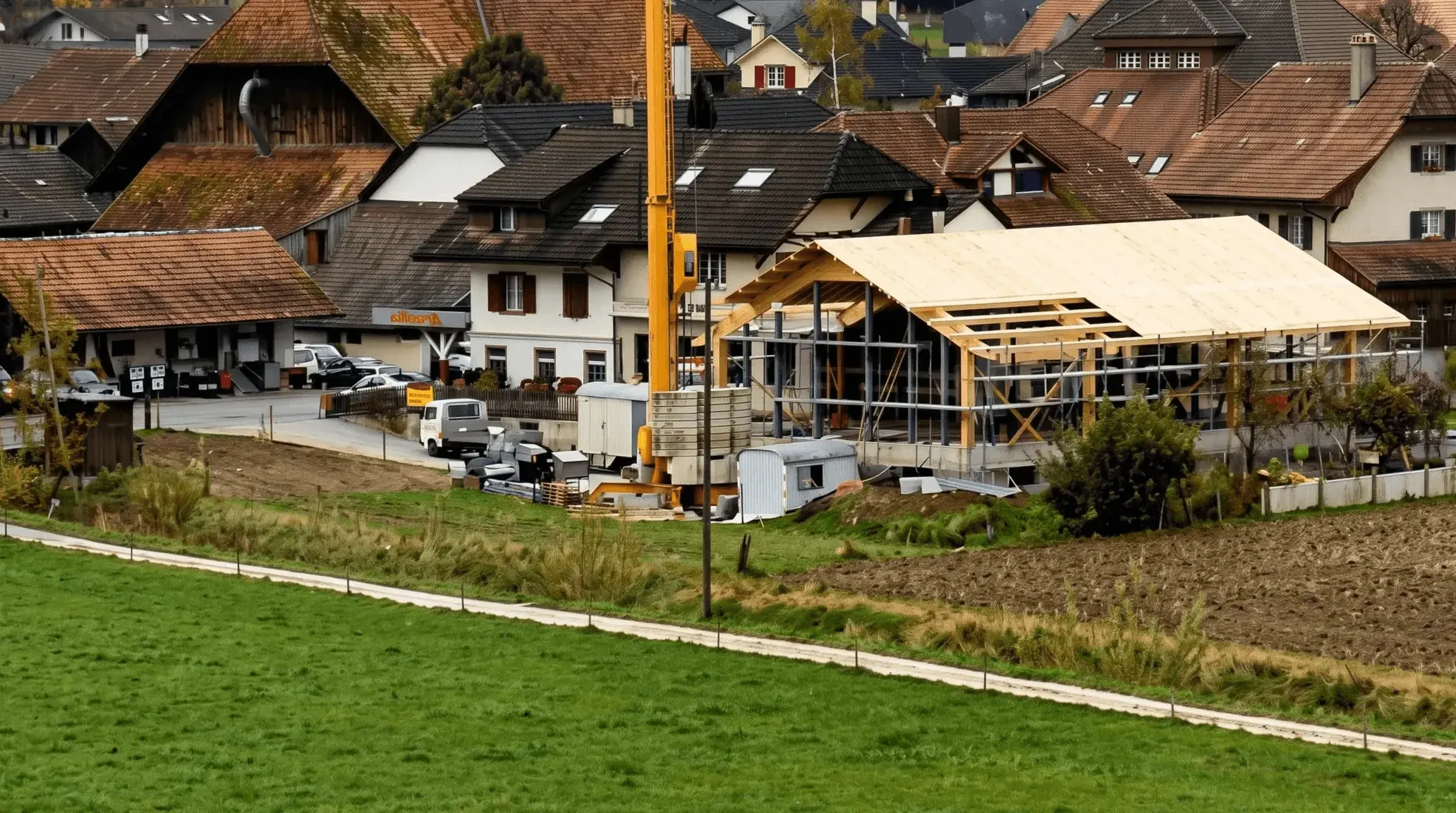 Dorfansicht von Krauchthal mit Baustelle und ländlicher Umgebung – regionale Neuigkeiten und Aktuelles von Auto Hebeisen AG.