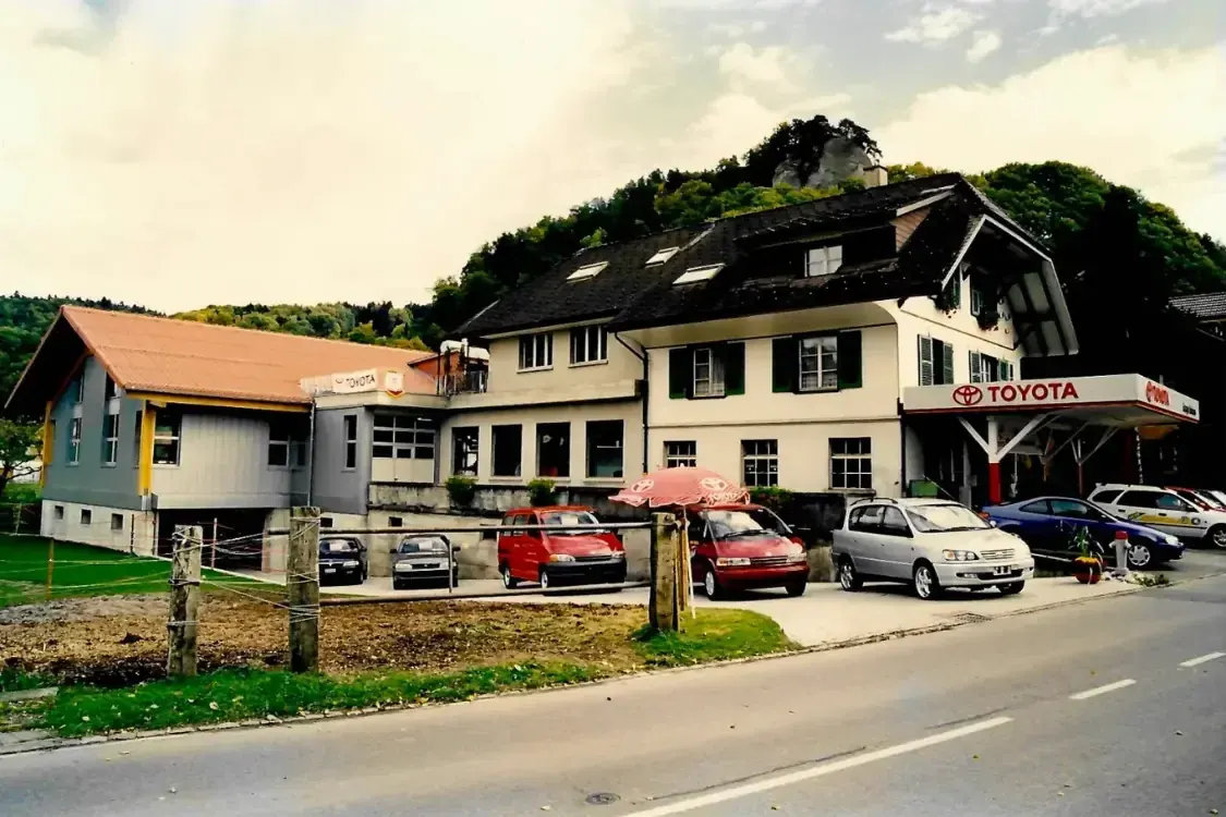 Ehemaliger Standort der Auto Hebeisen AG mit Toyota Beschilderung – Geschichte und Wachstum der Garage im Krauchthal.